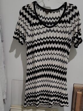 Fever Black and White Chevron Short Sleeve Knit Top